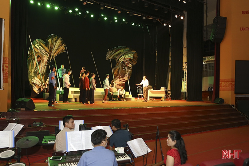 Nhà hát Nghệ thuật truyền thống Hà Tĩnh diễn báo cáo vở ca kịch “Đi qua ngày giông bão”