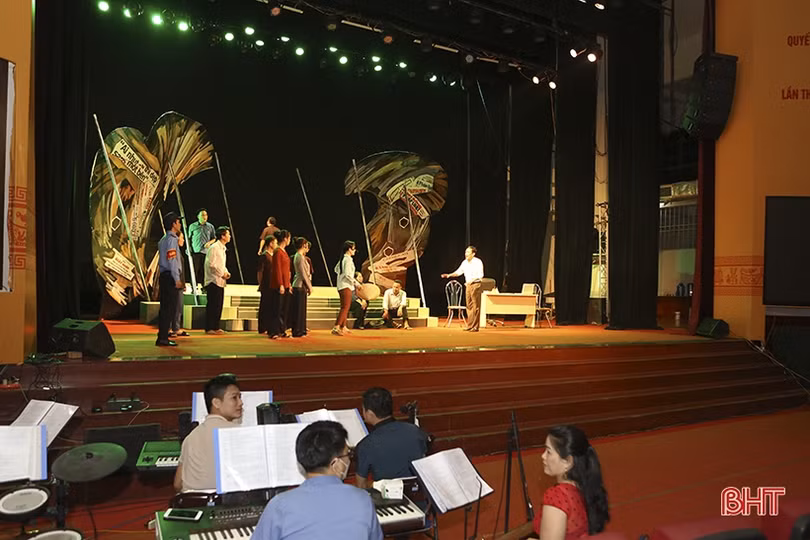 Nhà hát Nghệ thuật truyền thống Hà Tĩnh diễn báo cáo vở ca kịch “Đi qua ngày giông bão”