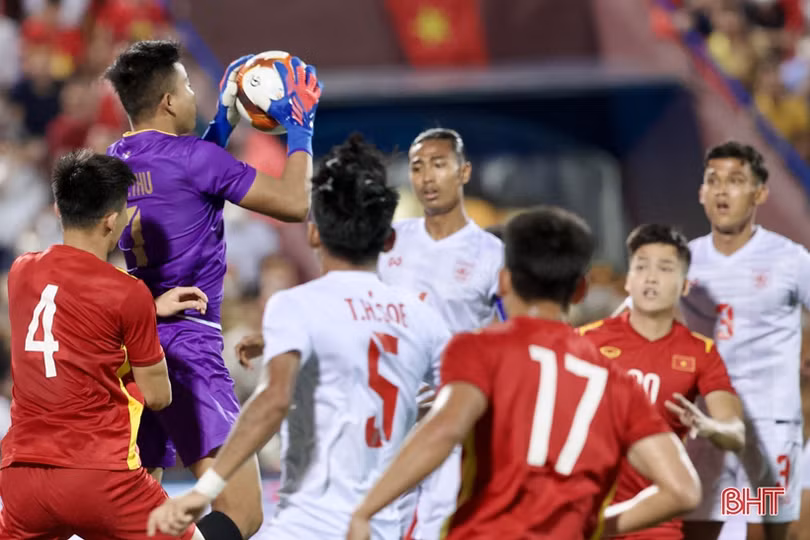 U23 Việt Nam 1 - 0 U23 Myanmar: Hùng Dũng đưa chủ nhà lên ngôi đầu bảng