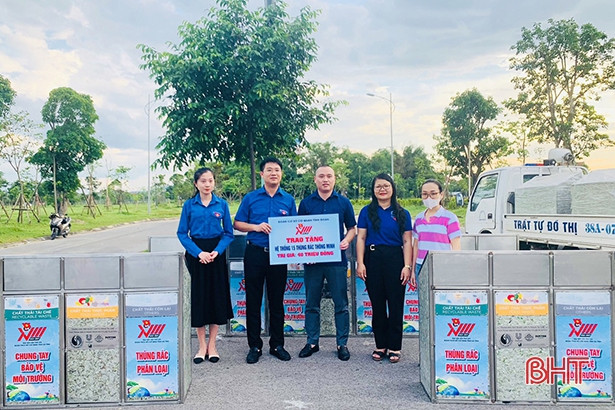 Ra quân thu gom rác thải, làm sạch môi trường tại công viên lớn nhất Hà Tĩnh