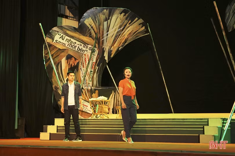 Nhà hát Nghệ thuật truyền thống Hà Tĩnh diễn báo cáo vở ca kịch “Đi qua ngày giông bão”