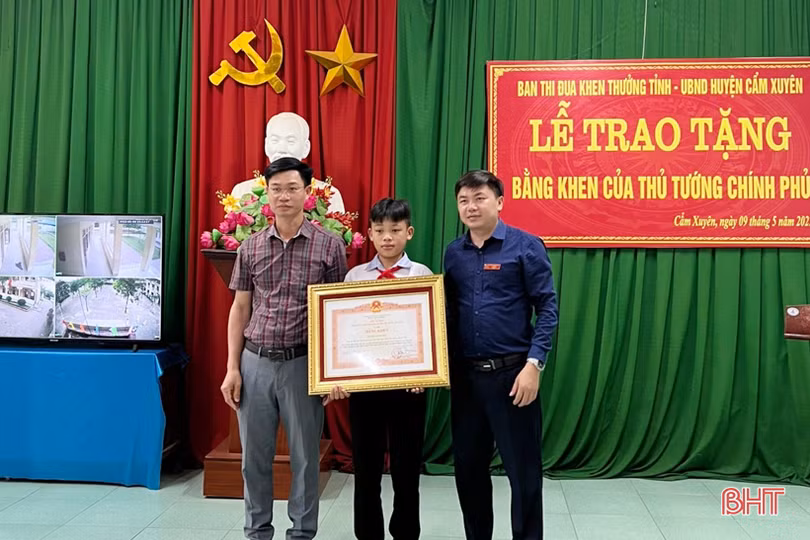 Trao bằng khen của Thủ tướng cho học sinh Hà Tĩnh cứu 2 em nhỏ đuối nước