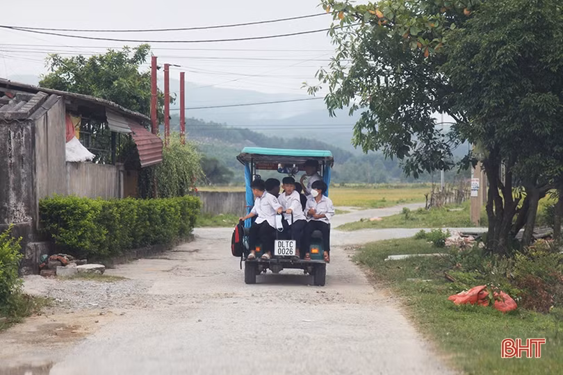 Bất an khi dùng xe điện đưa đón học sinh ở Cẩm Xuyên