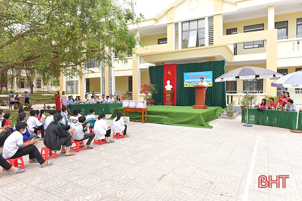 CLB Nhà báo Xứ Nghệ tại TPHCM trao 150 suất học bổng và 2 máy tính cho các trường học ở Hà Tĩnh