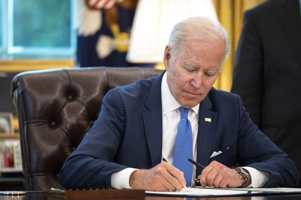 Tổng thống Biden ký lại đạo luật 81 năm trước để dễ hỗ trợ vũ khí cho Ukraine
