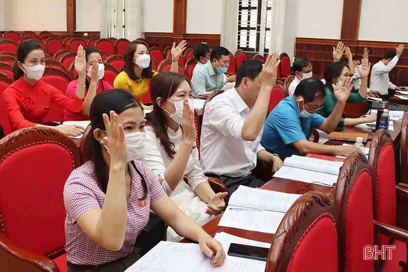 Bà Hà Thị Việt Ánh được bầu giữ chức Chủ tịch HĐND huyện Cẩm Xuyên