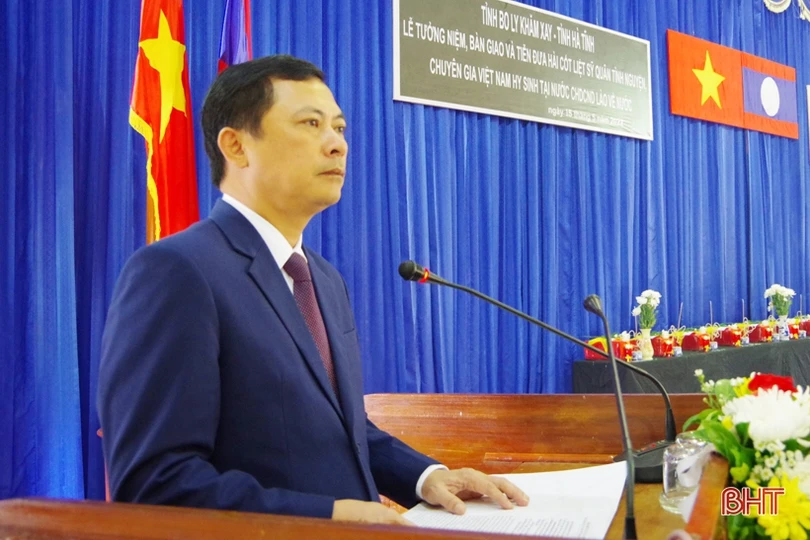 Tiễn đưa 11 hài cốt liệt sỹ quân tình nguyện, chuyên gia Việt Nam hy sinh tại Lào về nước