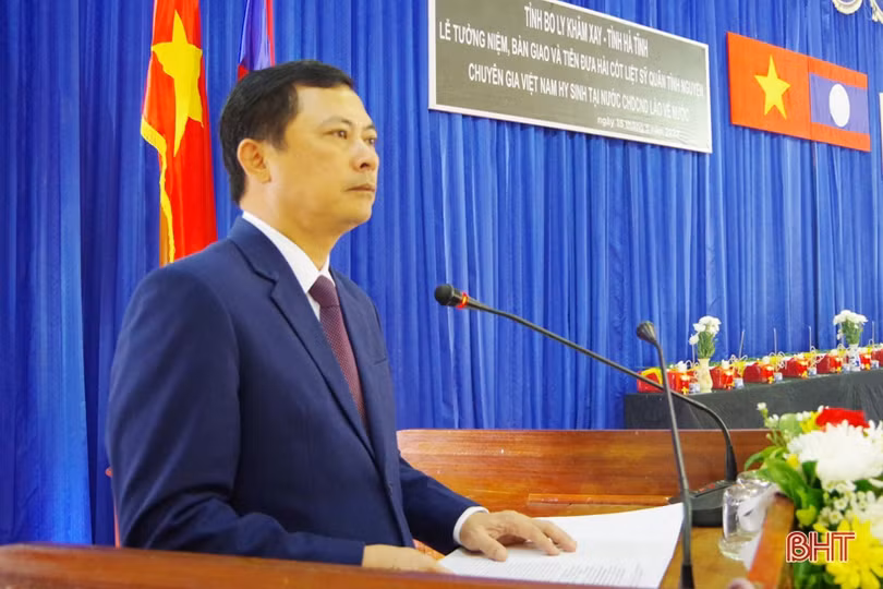 Tiễn đưa 11 hài cốt liệt sỹ quân tình nguyện, chuyên gia Việt Nam hy sinh tại Lào về nước