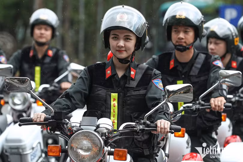 Hàng trăm cảnh sát phô diễn kỹ năng lái mô tô, nổ súng trấn áp tội phạm