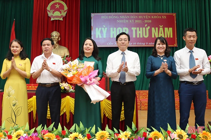 Bà Hà Thị Việt Ánh được bầu giữ chức Chủ tịch HĐND huyện Cẩm Xuyên