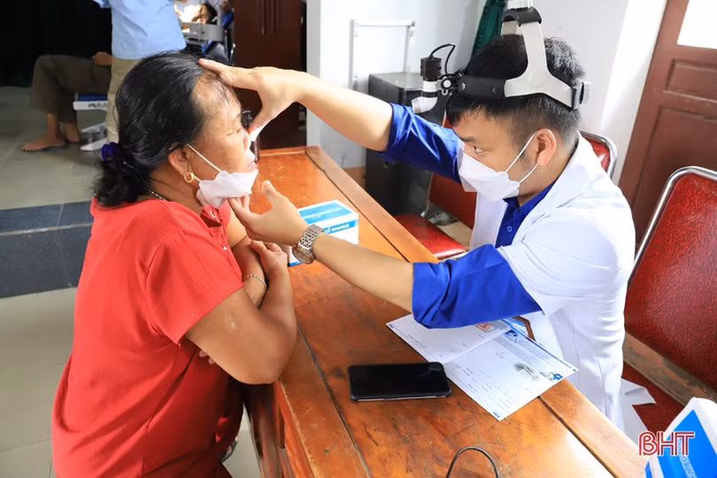 Người dân xã Cổ Đạm, Hà Linh được khám, tư vấn sức khoẻ miễn phí