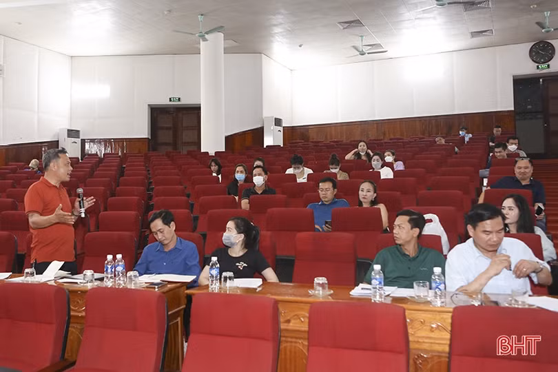 Nhà hát Nghệ thuật truyền thống Hà Tĩnh diễn báo cáo vở ca kịch “Đi qua ngày giông bão”