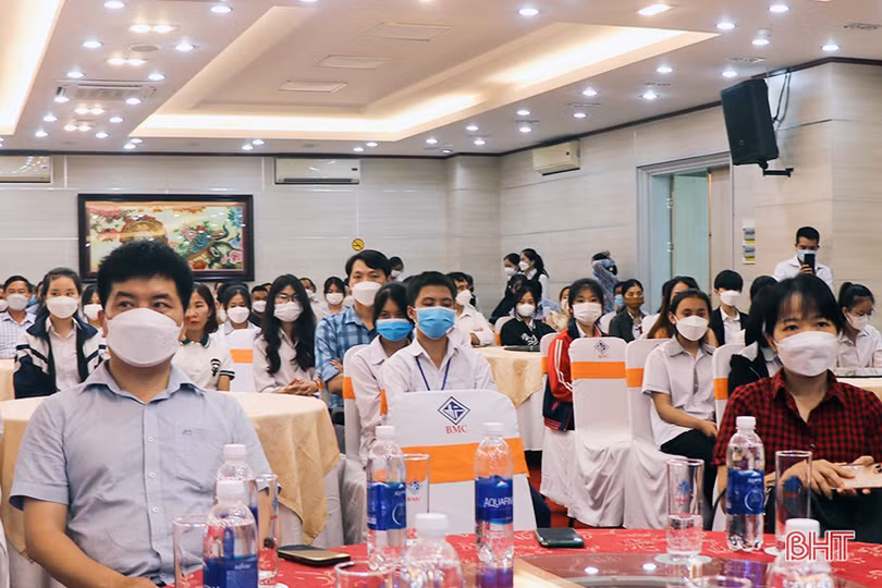 JIFA trao 102 suất học bổng cho học sinh Hà Tĩnh