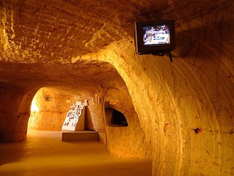 Tránh nóng như “địa ngục trần gian”, người dân xuống lòng đất sống cho mát