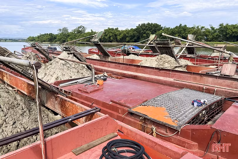 Chủ tịch UBND tỉnh yêu cầu xử lý nghiêm 6 sà lan hút cát trái phép trên sông ở Đức Thọ