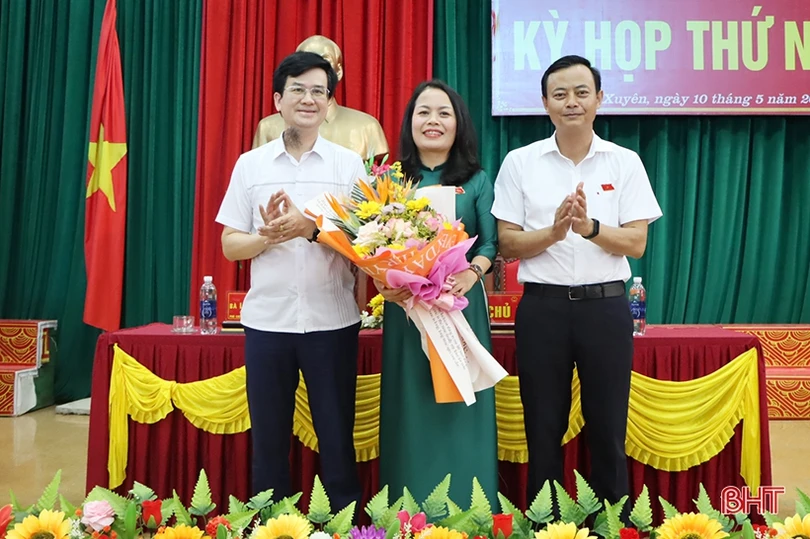 Bà Hà Thị Việt Ánh được bầu giữ chức Chủ tịch HĐND huyện Cẩm Xuyên