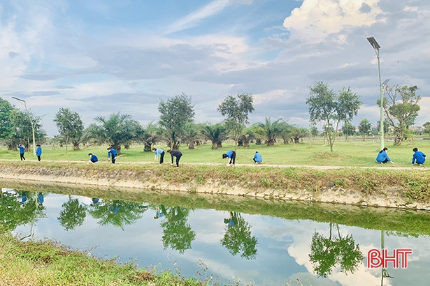 Ra quân thu gom rác thải, làm sạch môi trường tại công viên lớn nhất Hà Tĩnh