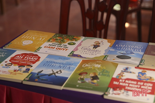 Thư viện Hà Tĩnh trao tặng hơn 1.200 bản sách cho các “ngôi nhà trí tuệ”