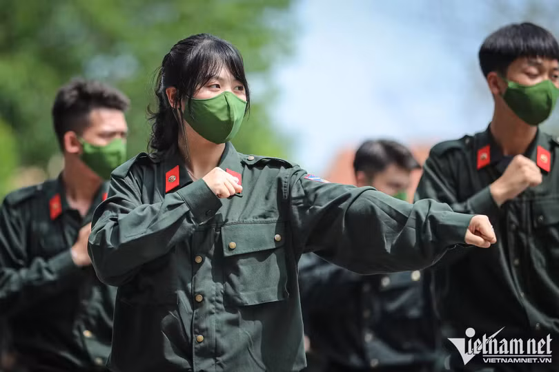 Hàng trăm cảnh sát phô diễn kỹ năng lái mô tô, nổ súng trấn áp tội phạm