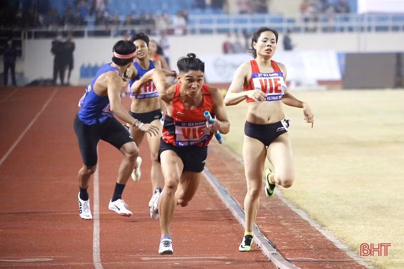 VĐV điền kinh Hà Tĩnh Trần Đình Sơn cùng đồng đội giành huy chương bạc SEA Games 31
