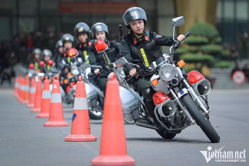 Hàng trăm cảnh sát phô diễn kỹ năng lái mô tô, nổ súng trấn áp tội phạm