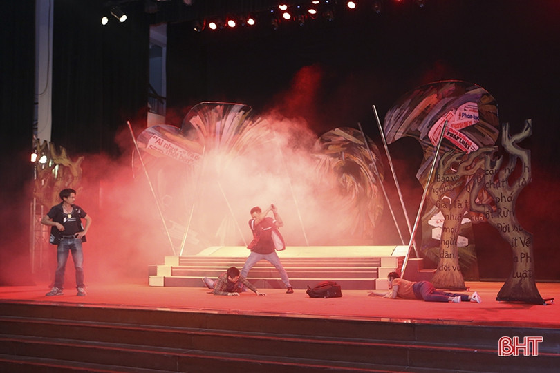 Nhà hát Nghệ thuật truyền thống Hà Tĩnh diễn báo cáo vở ca kịch “Đi qua ngày giông bão”