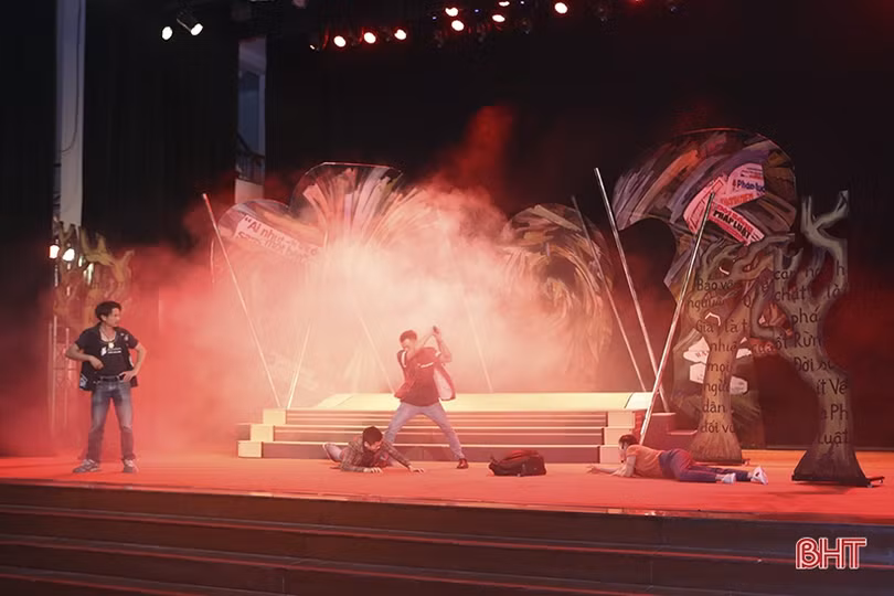 Nhà hát Nghệ thuật truyền thống Hà Tĩnh diễn báo cáo vở ca kịch “Đi qua ngày giông bão”