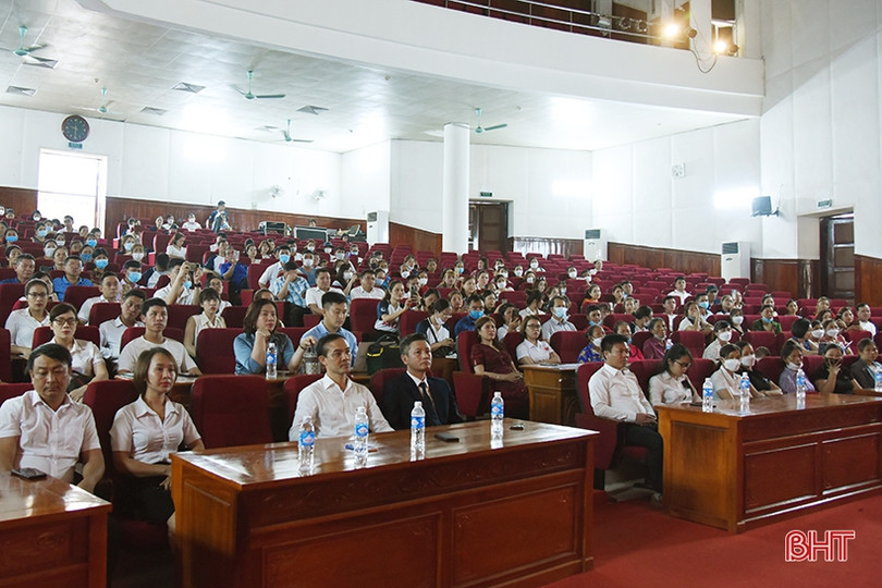 AIA Việt Nam chi trả bảo hiểm gần 10 tỷ đồng cho khách hàng Hà Tĩnh