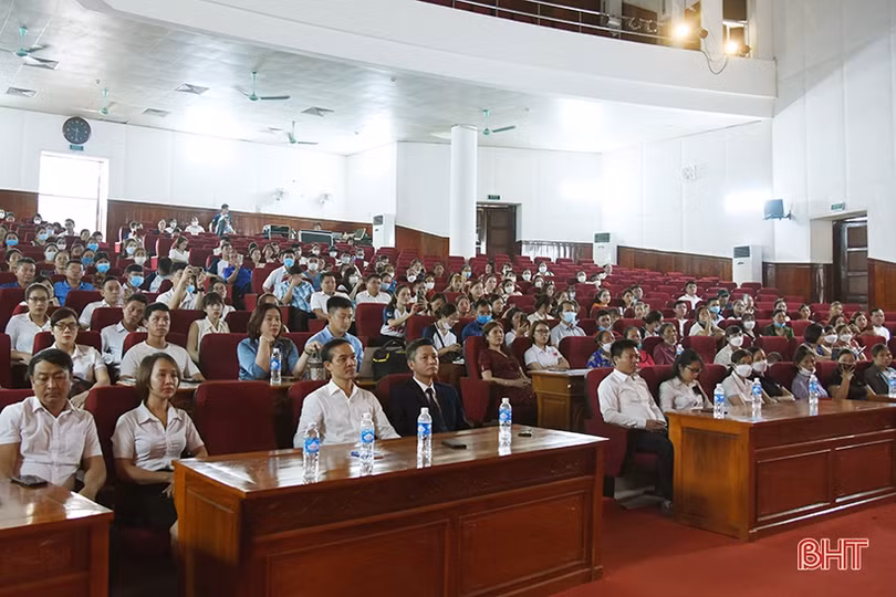 AIA Việt Nam chi trả bảo hiểm gần 10 tỷ đồng cho khách hàng Hà Tĩnh