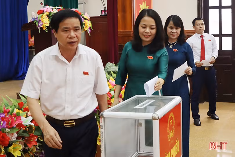 Bà Hà Thị Việt Ánh được bầu giữ chức Chủ tịch HĐND huyện Cẩm Xuyên