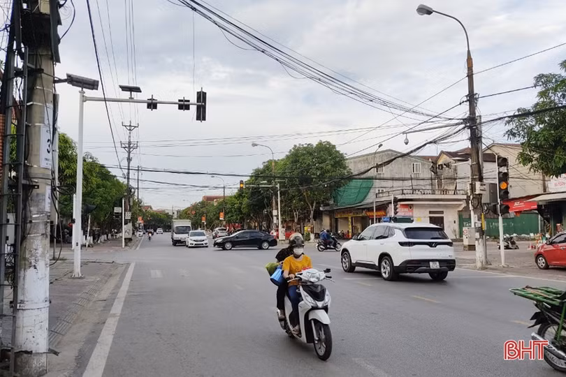 Đèn giao thông ở TP Hà Tĩnh “phập phù”, người đi đường gặp khó