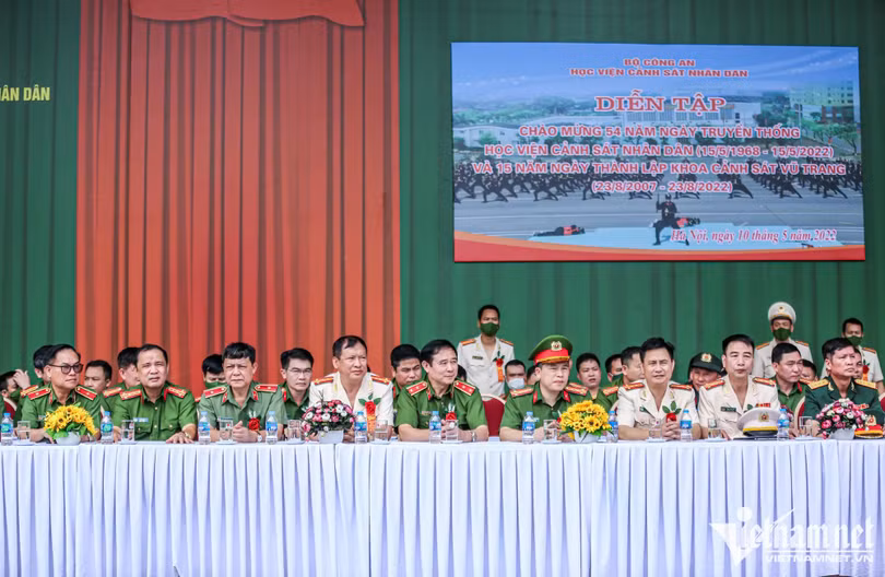 Hàng trăm cảnh sát phô diễn kỹ năng lái mô tô, nổ súng trấn áp tội phạm