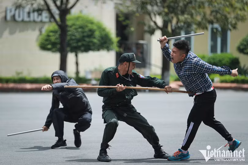 Hàng trăm cảnh sát phô diễn kỹ năng lái mô tô, nổ súng trấn áp tội phạm