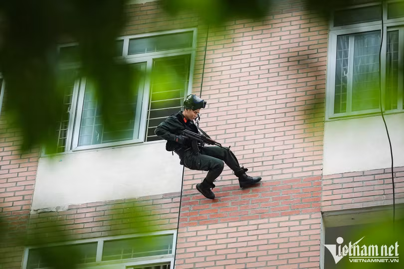 Hàng trăm cảnh sát phô diễn kỹ năng lái mô tô, nổ súng trấn áp tội phạm