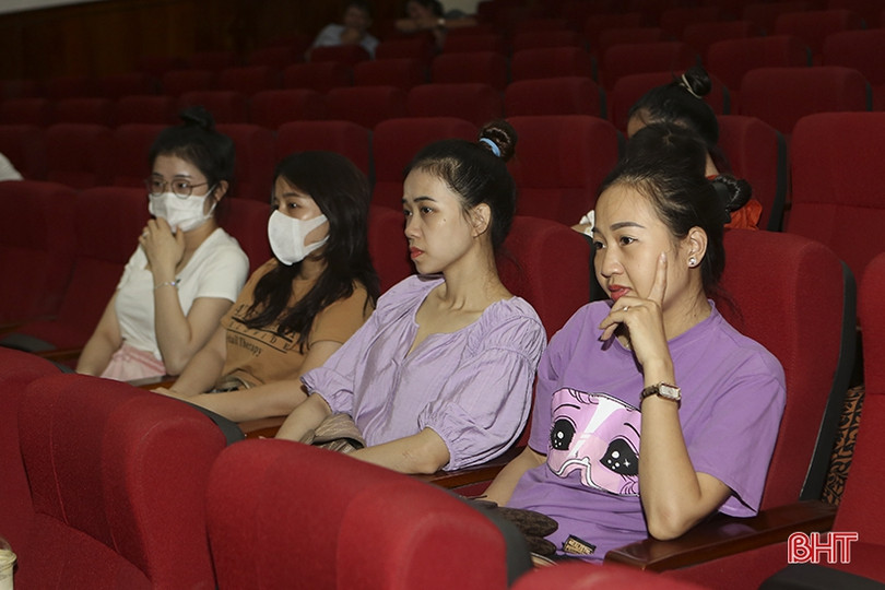 Nhà hát Nghệ thuật truyền thống Hà Tĩnh diễn báo cáo vở ca kịch “Đi qua ngày giông bão”