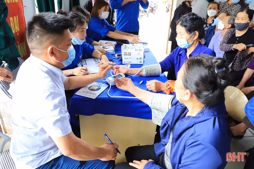 Người dân xã Cổ Đạm, Hà Linh được khám, tư vấn sức khoẻ miễn phí