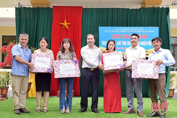 CLB Nhà báo Xứ Nghệ tại TPHCM trao 150 suất học bổng và 2 máy tính cho các trường học ở Hà Tĩnh