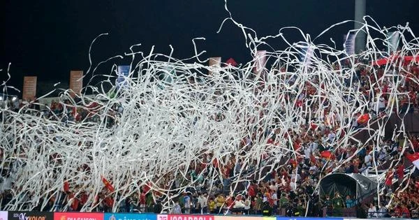 BTC ra quyết định sau việc cổ động viên tung giấy ở trận gặp Philippines gây tranh cãi