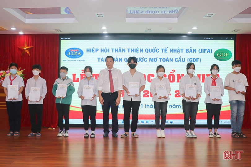 JIFA trao 102 suất học bổng cho học sinh Hà Tĩnh
