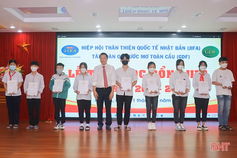 JIFA trao 102 suất học bổng cho học sinh Hà Tĩnh