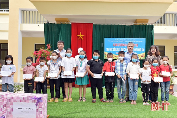 CLB Nhà báo Xứ Nghệ tại TPHCM trao 150 suất học bổng và 2 máy tính cho các trường học ở Hà Tĩnh