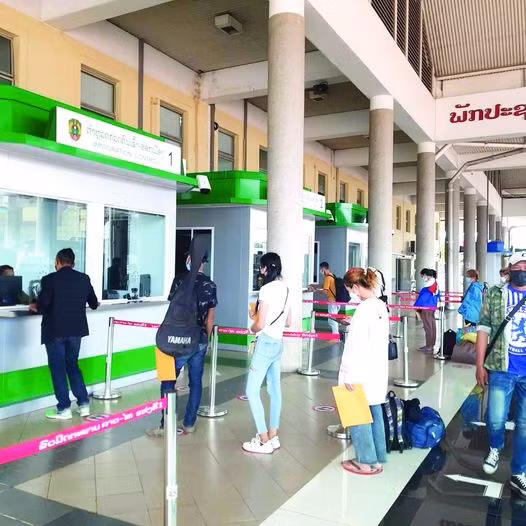 Lào đón những du khách đầu tiên sau hơn 2 năm đóng cửa biên giới