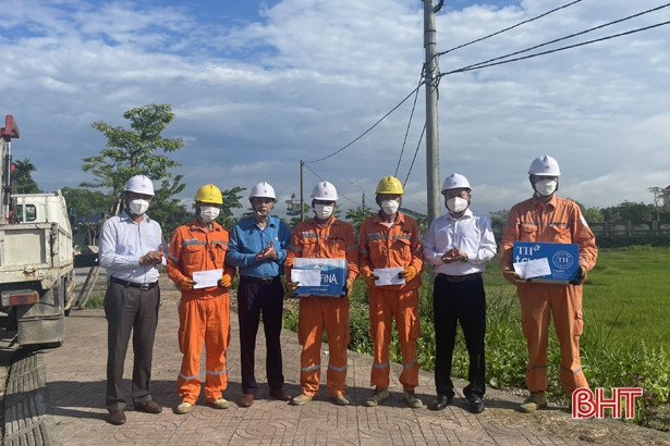 Điện lực Hà Tĩnh dành gần 500 triệu đồng tặng quà người lao động nhân Tháng Công nhân