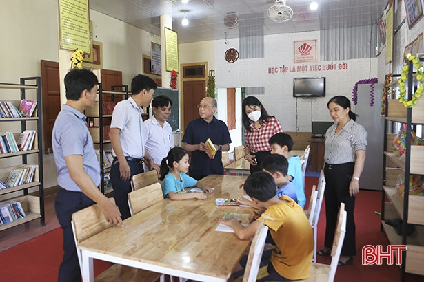 Thư viện Hà Tĩnh trao tặng hơn 1.200 bản sách cho các “ngôi nhà trí tuệ”