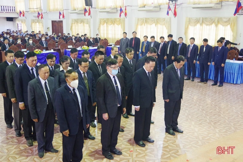 Tiễn đưa 11 hài cốt liệt sỹ quân tình nguyện, chuyên gia Việt Nam hy sinh tại Lào về nước