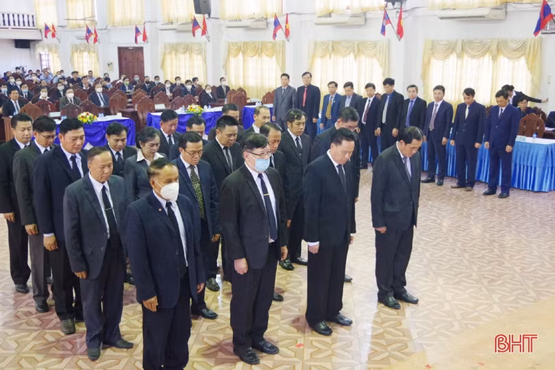 Tiễn đưa 11 hài cốt liệt sỹ quân tình nguyện, chuyên gia Việt Nam hy sinh tại Lào về nước