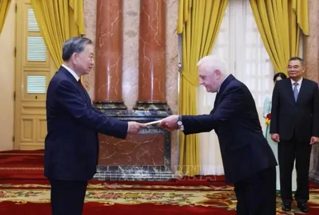 Tổng Bí thư, Chủ tịch nước Tô Lâm nhận Quốc thư từ Đại sứ Argentina tại Việt Nam Marcos Antonio Bednarski. Ảnh: TTXVN.