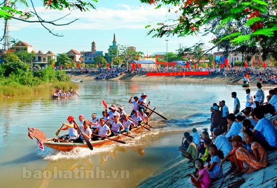Đua thuyền trên sông Cày (Thạch Hà). Ảnh:Văn Bảy