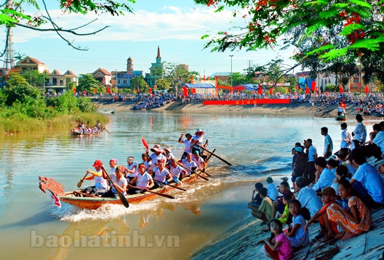 Đua thuyền trên sông Cày (Thạch Hà). Ảnh:Văn Bảy Đua thuyền trên sông Cày (Thạch Hà). Ảnh:Văn Bảy