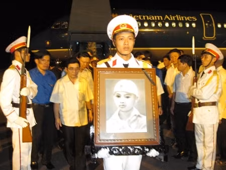 Đón hài cốt anh hùng Lý Tự Trọng về quê nhà Việt Xuyên. Ảnh: internet Đón hài cốt anh hùng Lý Tự Trọng về quê nhà Việt Xuyên. Ảnh: internet